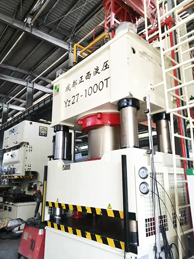 山东淄博液压机客户定制的1000吨小平面四柱液压机