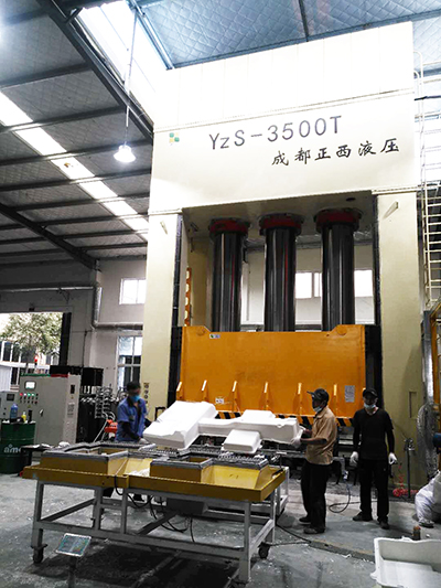 山东青岛液压机客户定制的3500吨复材液压机圆满交货
