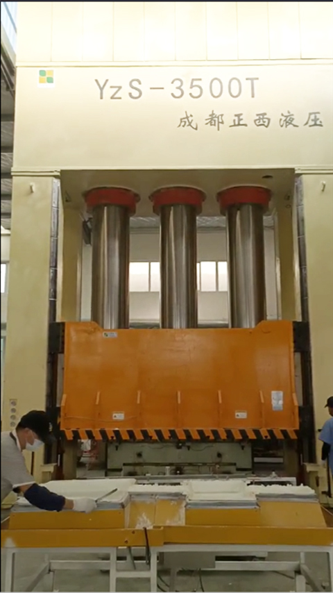 山东淄博液压机需求客户定制的3500吨框架液压机圆满交货了，祝贺！